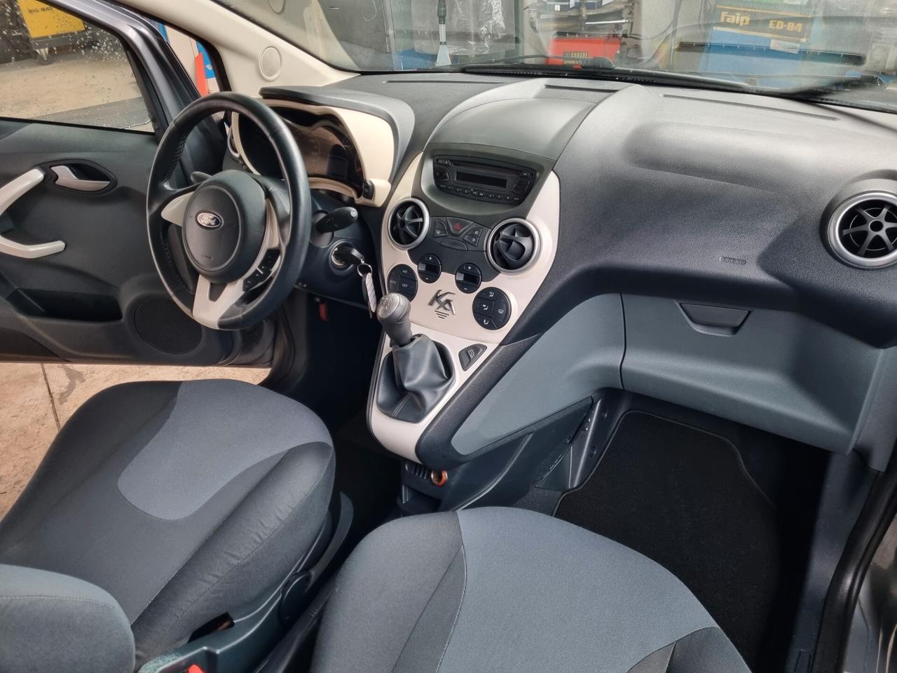 Ford Ka 1.2 8V 69CV Titanium, solo 61.000 km! GARANZIA!