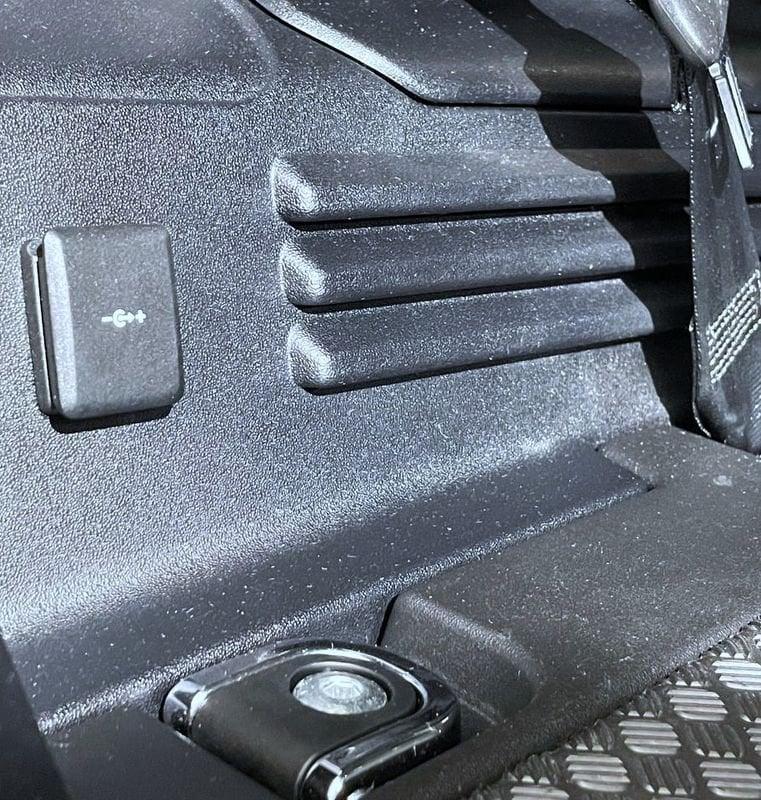 Land Rover Defender 3.0 D6 250 110 HSE AWD auto.