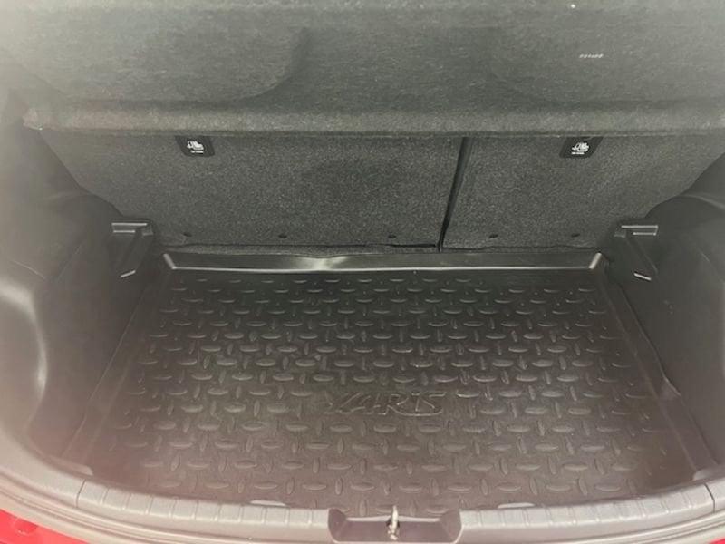 Toyota Yaris III 2017 5p 1.5h Lounge Red/Bronze