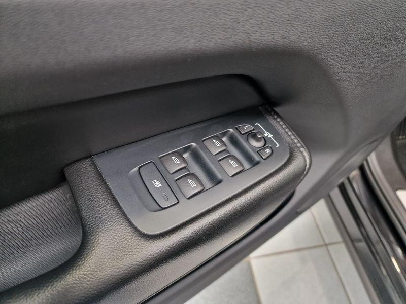 Volvo XC60 B4 (d) AWD Geartronic Momentum AUTOCARRO N1
