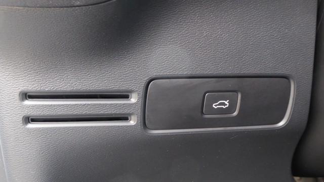 VOLVO XC40 B3 automatico Plus Dark