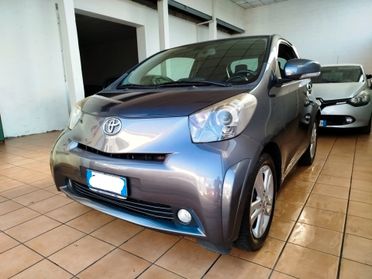 Toyota iQ iQ1.3 Executive E5B, adatta a neopatentati.