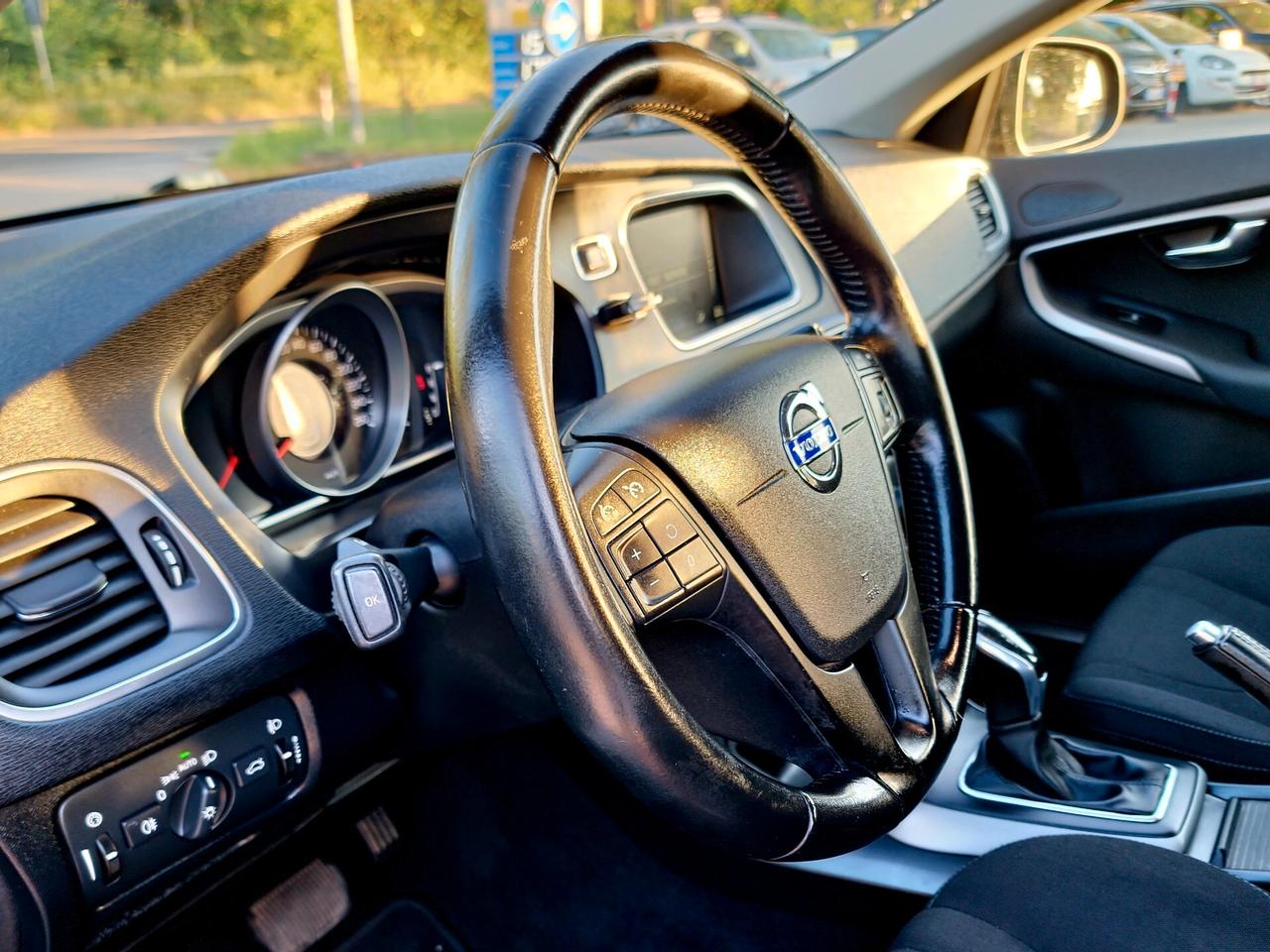Volvo V40 D2 Geartronic R-design Momentum N1 2015-E6 NEO