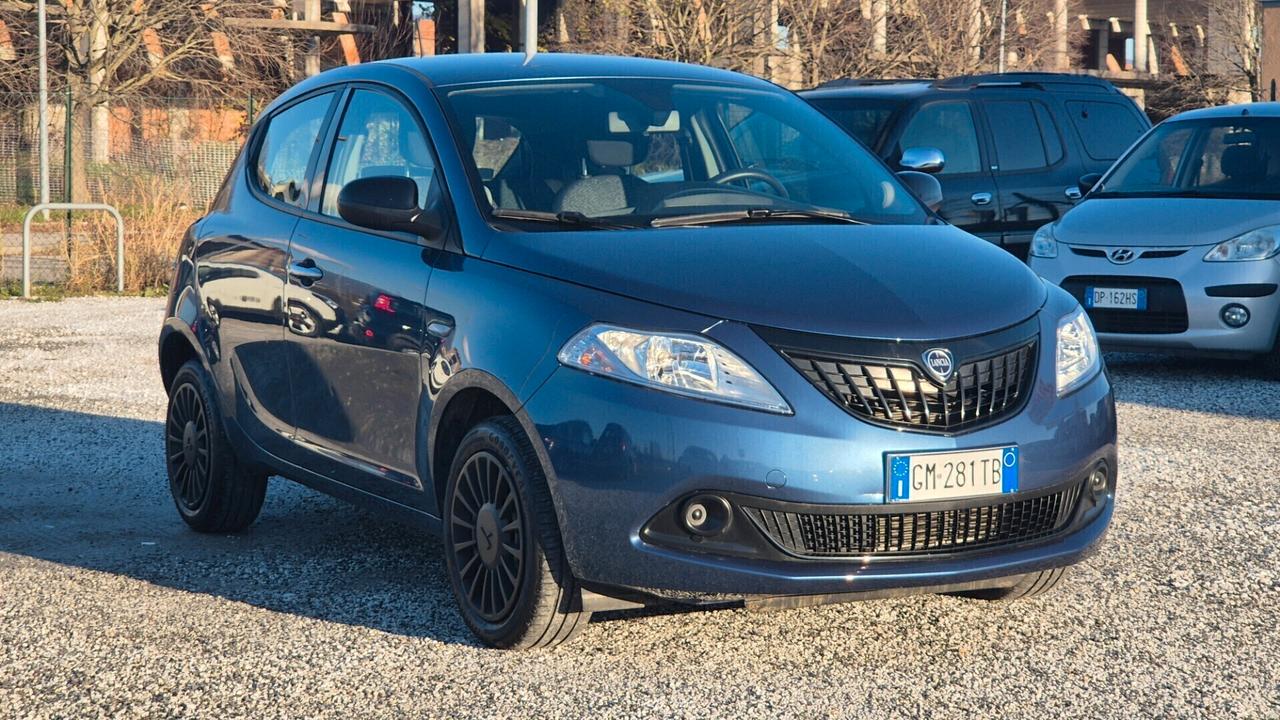 Lancia Ypsilon 1.0 FireFly 5 porte S&S Hybrid Silver