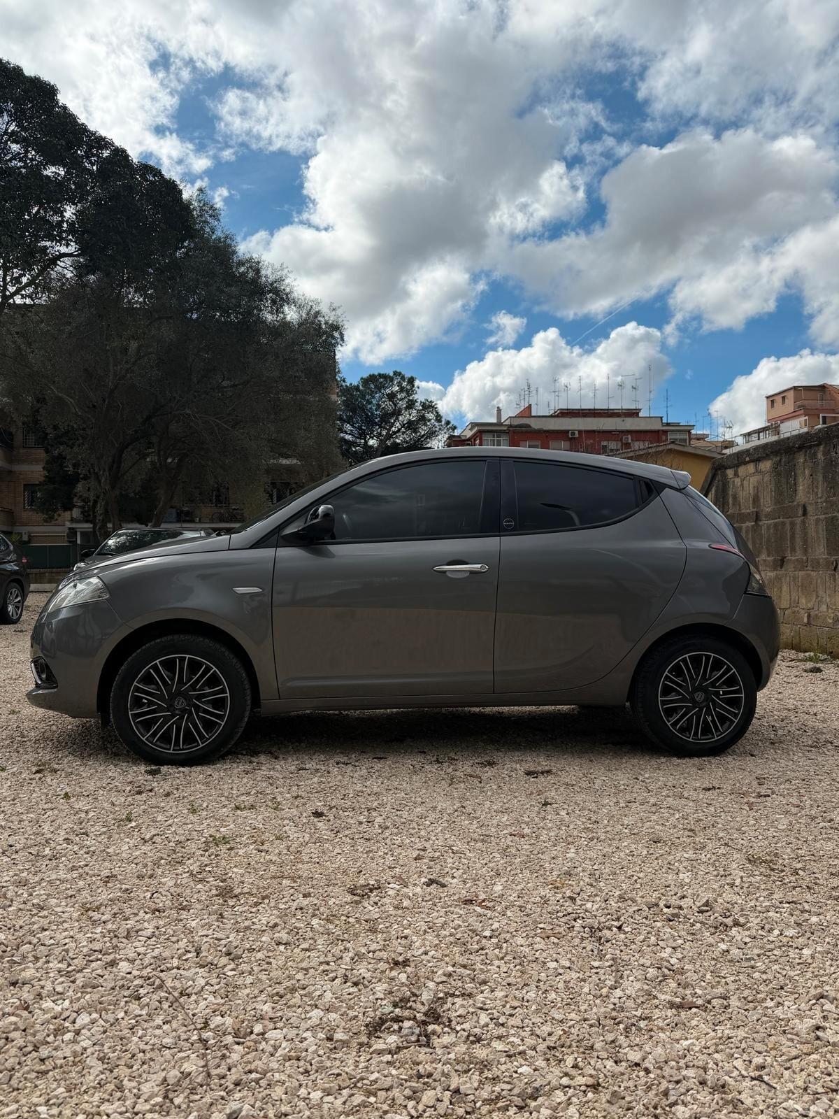 Lancia Ypsilon 1.0 FireFly 5 porte S&S Hybrid Ecochic Gold