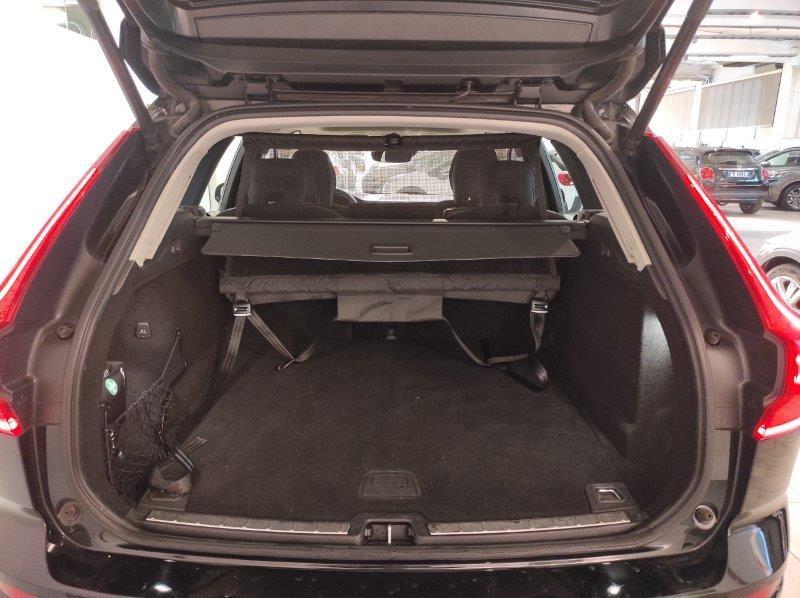 VOLVO XC60 (2017-->) - XC60 B4 (d) AWD Geartronic Momentum
