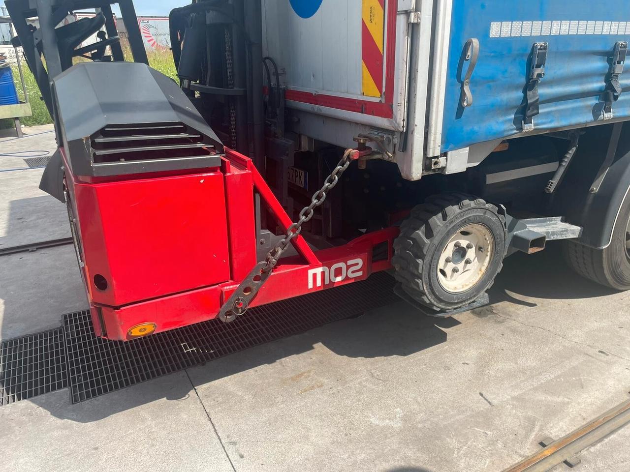 IVECO Stralis 460 LNG 6x2 centinato + Moffett M4 2.000 kg
