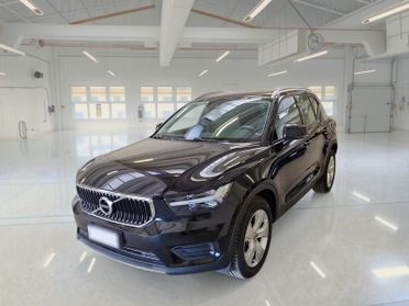 VOLVO XC40 T3 automatico Momentum Pro