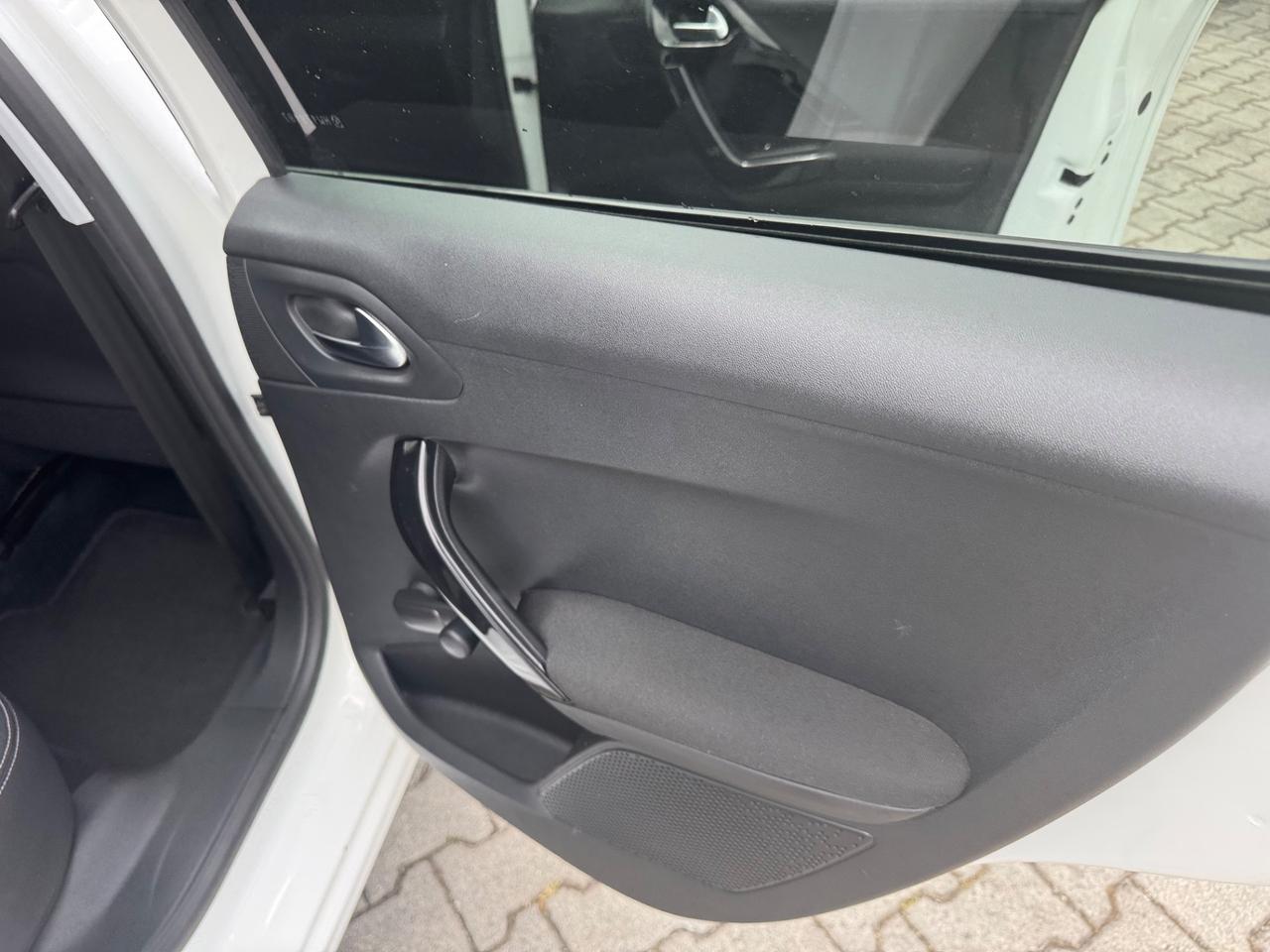Peugeot 208 PureTech 82 5 porte neopatentati