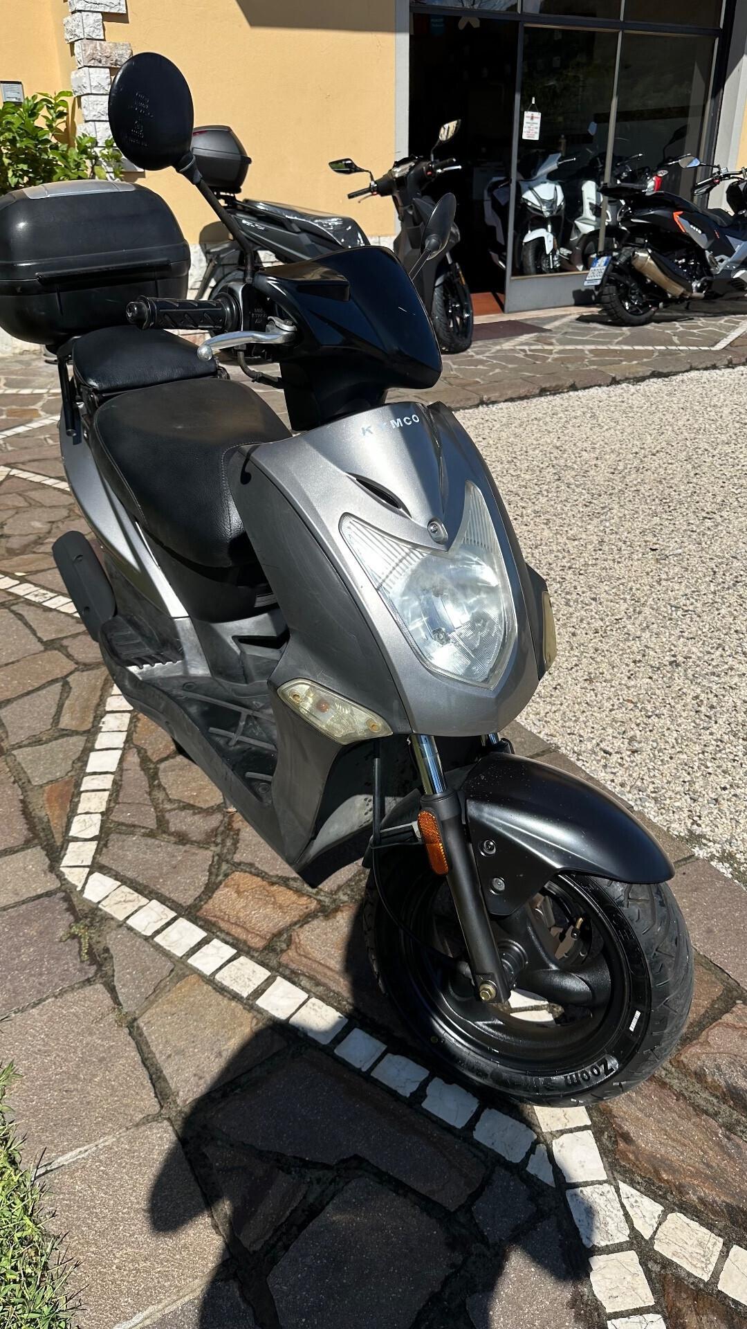 Kymco Agility 50 R12 con bauletto post