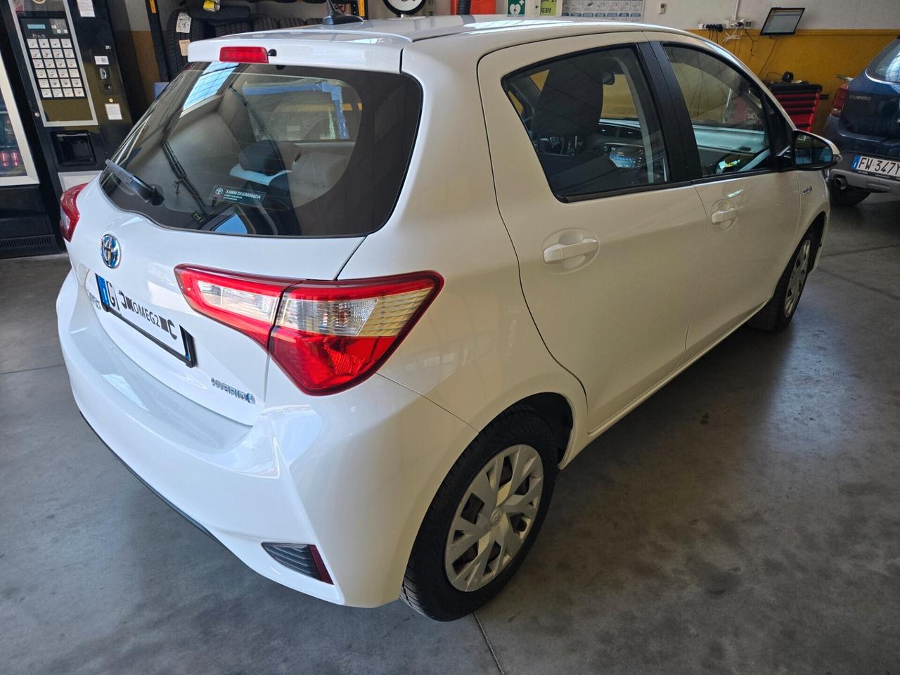 Toyota Yaris 1.5 Hybrid Business IVA ESPOSTA