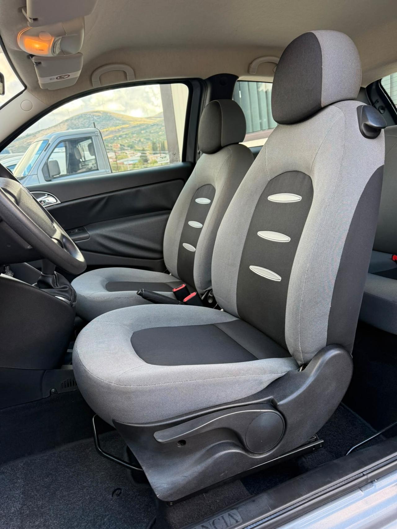 Lancia Ypsilon 1.3 MJT 75 CV Argento