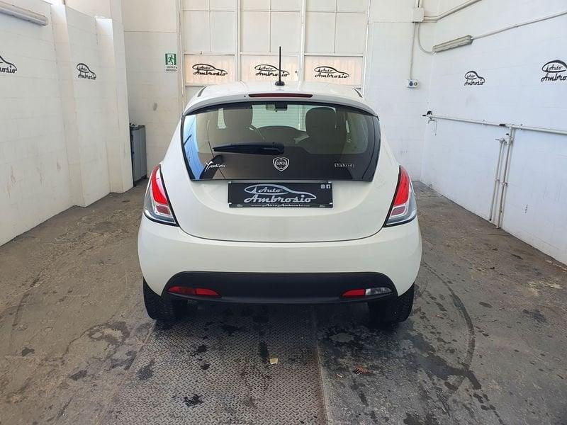 Lancia Ypsilon 1.0 FireFly S&S Hybrid Silver ECOCHIC TUA DA 119,00 AL MESE