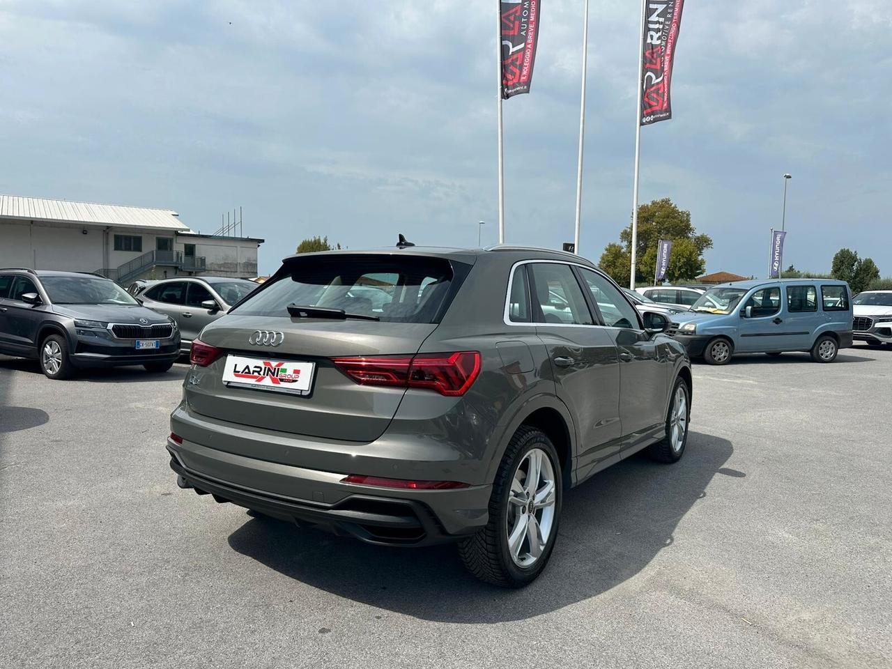 Audi Q3 45 TFSI e S tronic Identity Black
