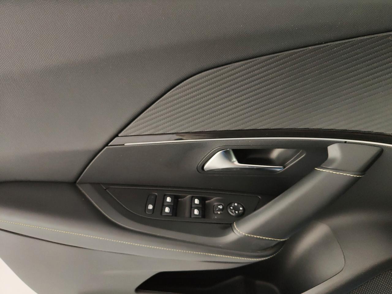 Peugeot 2008 motore elettrico 136 CV GT Pack