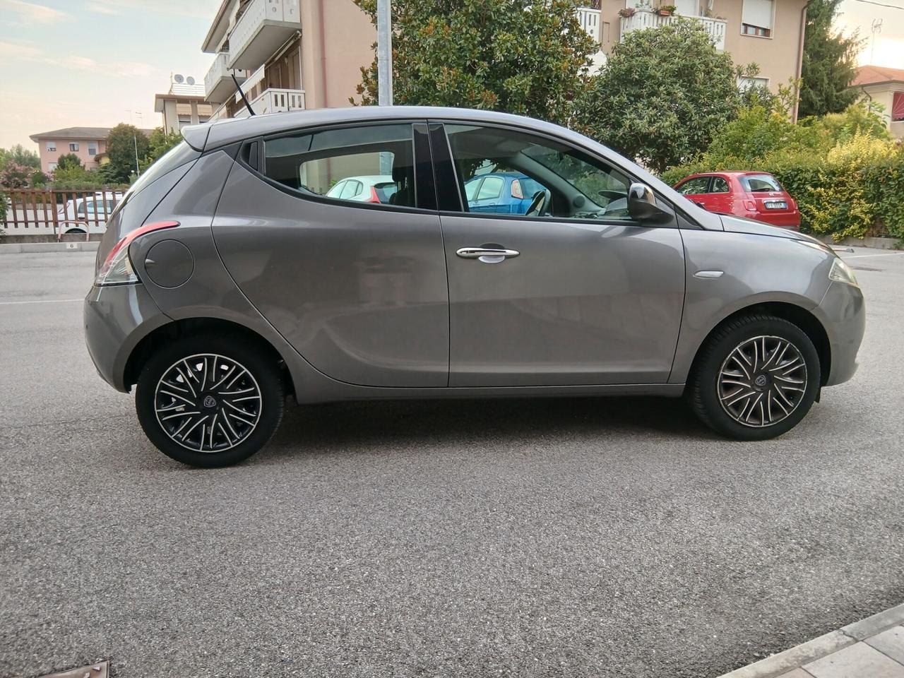 Lancia Ypsilon 1.2 69 CV 5 porte S&S Gold tua a € 169 mese