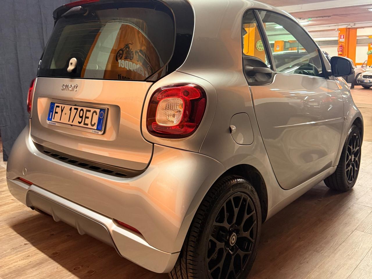BELLISSIMA SMART FORTWO ADATTA A NEOPATENTATI CON TETTO PANORAMICO CON SOLI 69.625 KM