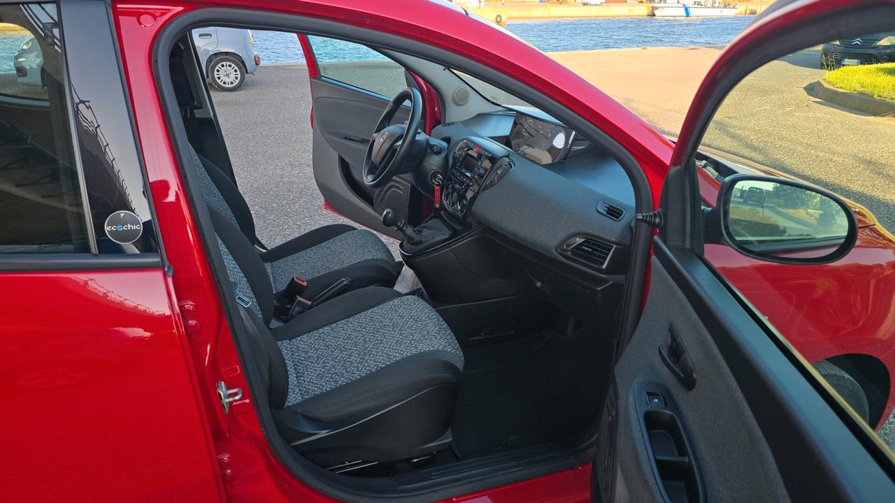Lancia Ypsilon 1.0 FireFly 5 porte S&S Hybrid Ecochic Silver