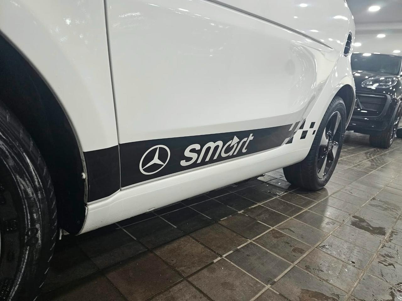 NUOVA SMART FORTWO EQ PRIME TOTAL WHITE IDENTITY BLACK EDITION 56CV TOTALMENTE ELETTRICA