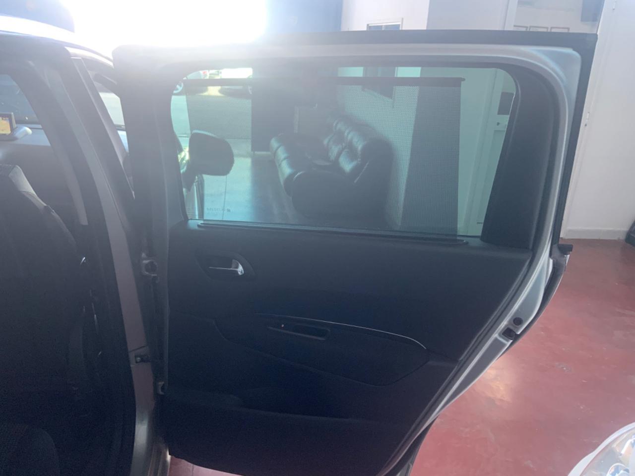 Peugeot 5008 2.0 HDi 150CV Féline