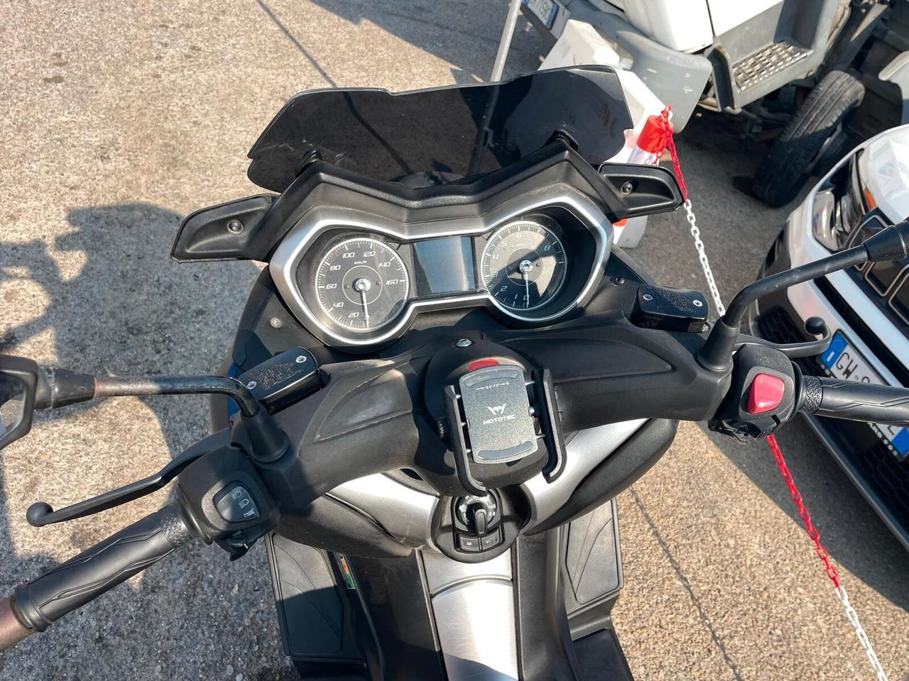 Yamaha X-Max 300 Iron Max