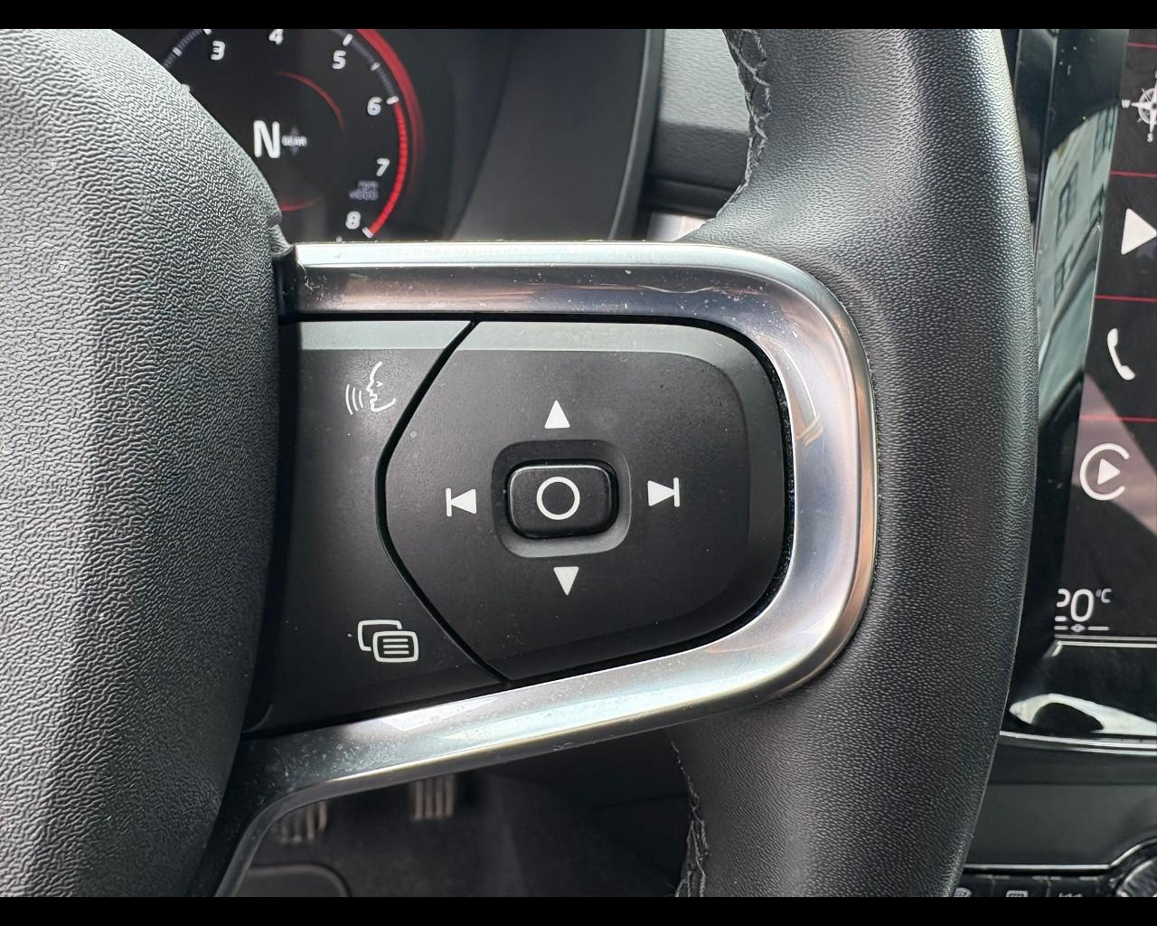 VOLVO XC40 (2017-->) - XC40 T2 Momentum Core