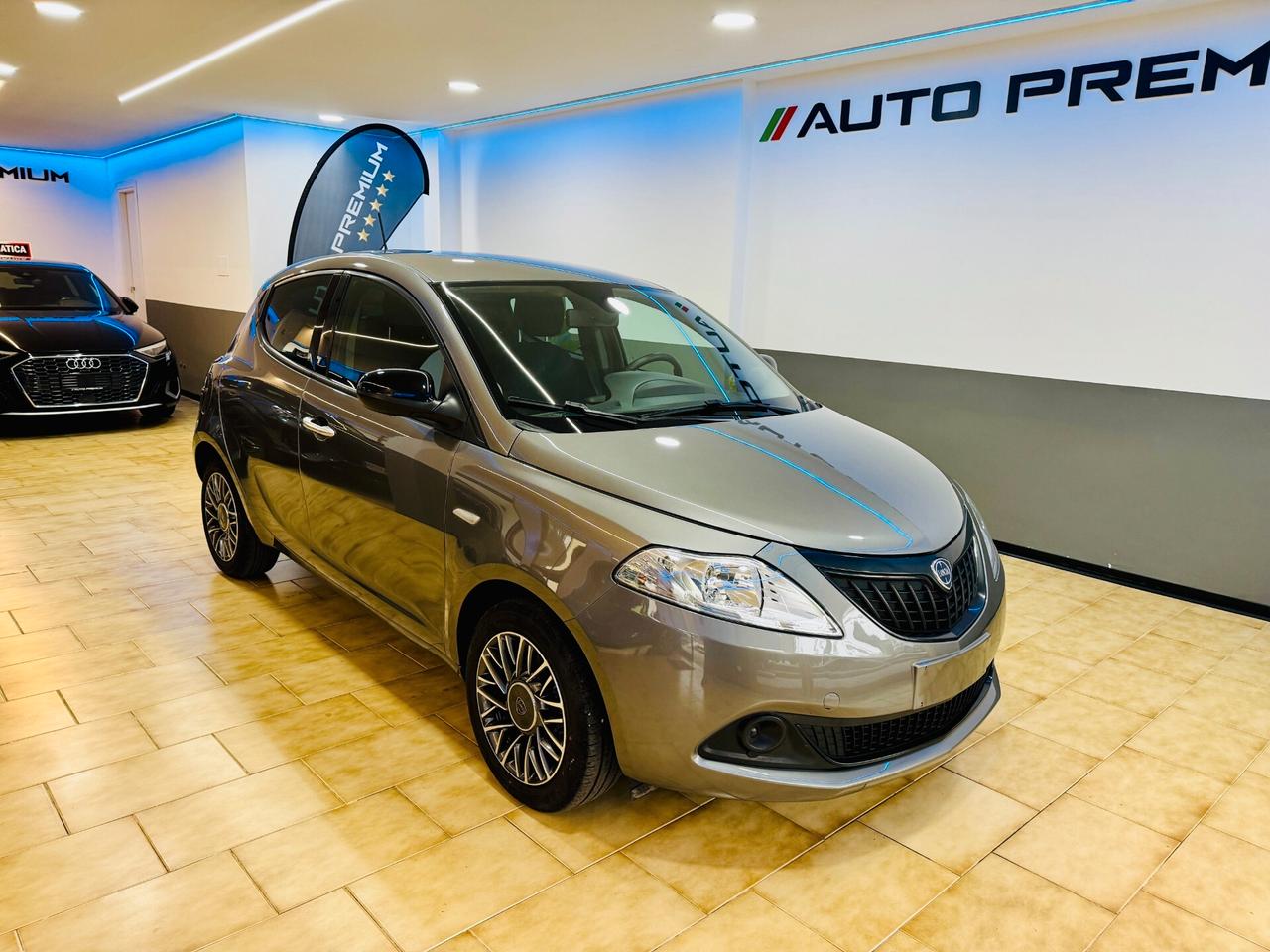 Lancia Ypsilon 1.0 Hybrid Silver / CarPlay S&S