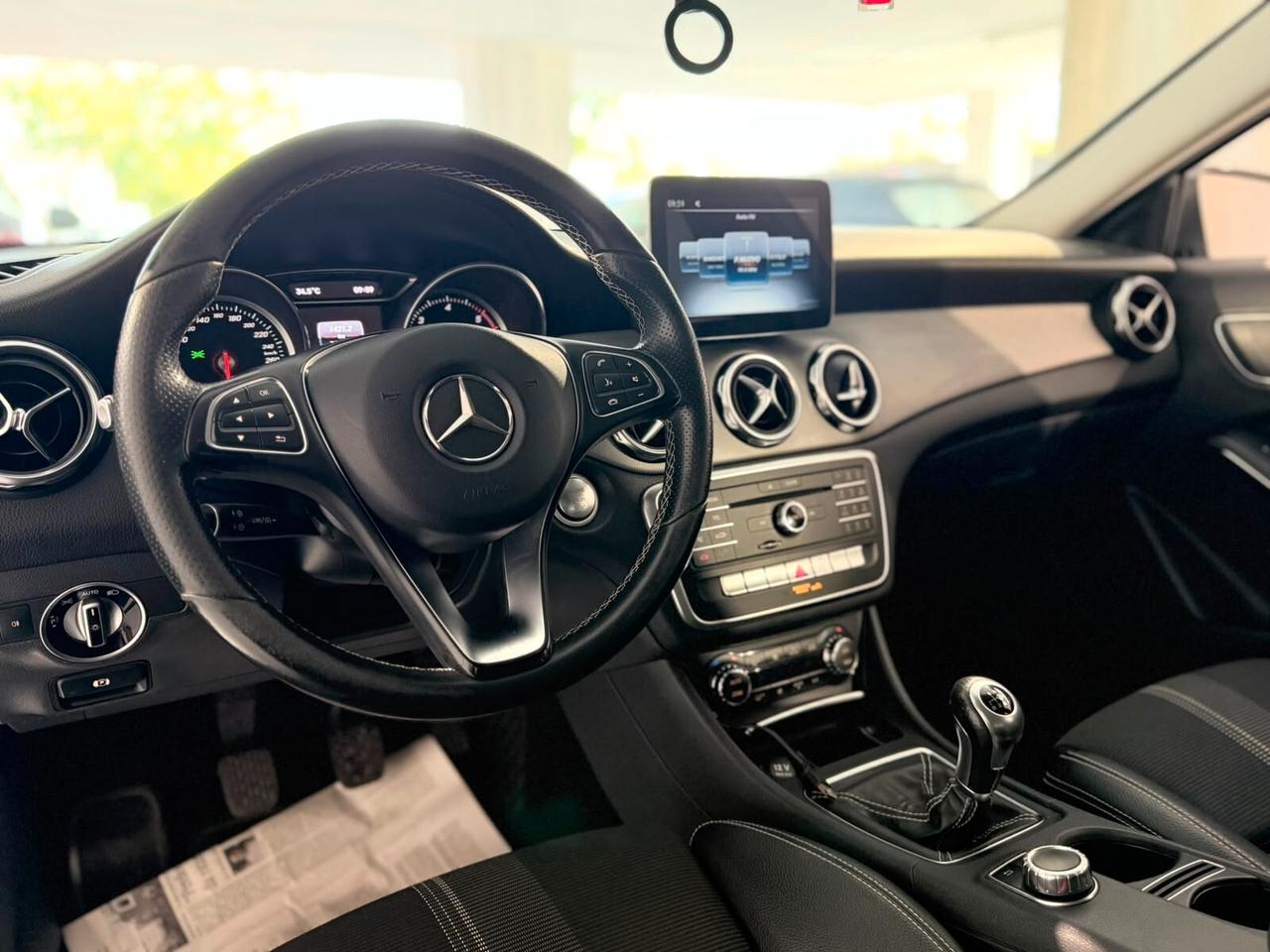 MERCEDES GLA 180D PREMIUM NEOPATENTATI