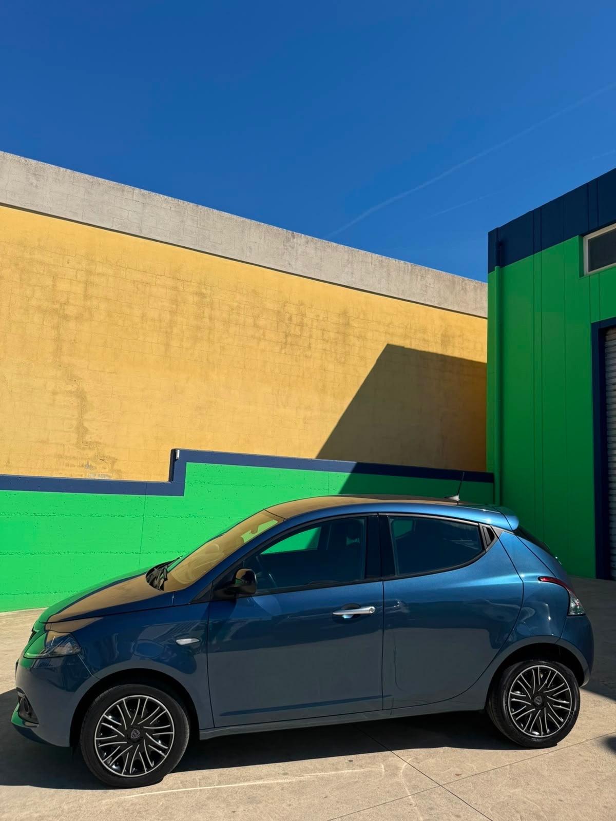 Lancia Ypsilon 1.0 FireFly 5 porte S&S Hybrid Ecochic Silver