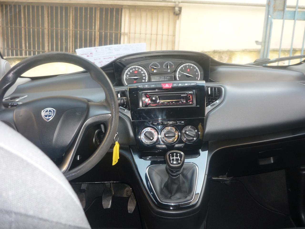 Lancia Ypsilon 0.9 TwinAir 85 CV 5 porte Metano Ecochic Silver