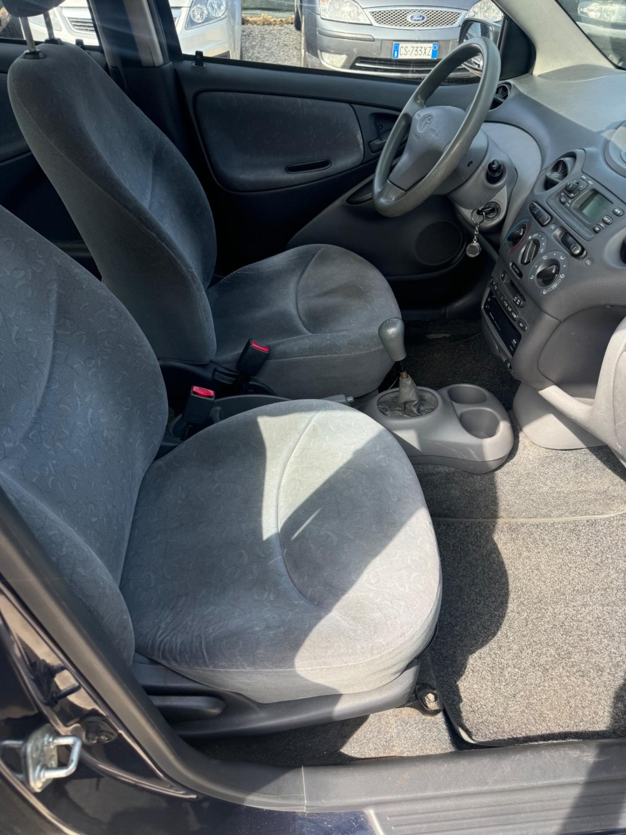 Toyota Yaris 1.0i 16V cat 5 porte Sol