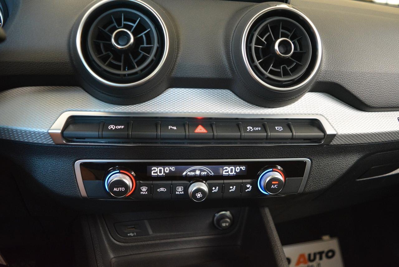 Audi Q2 30 TFSI Business telecamera