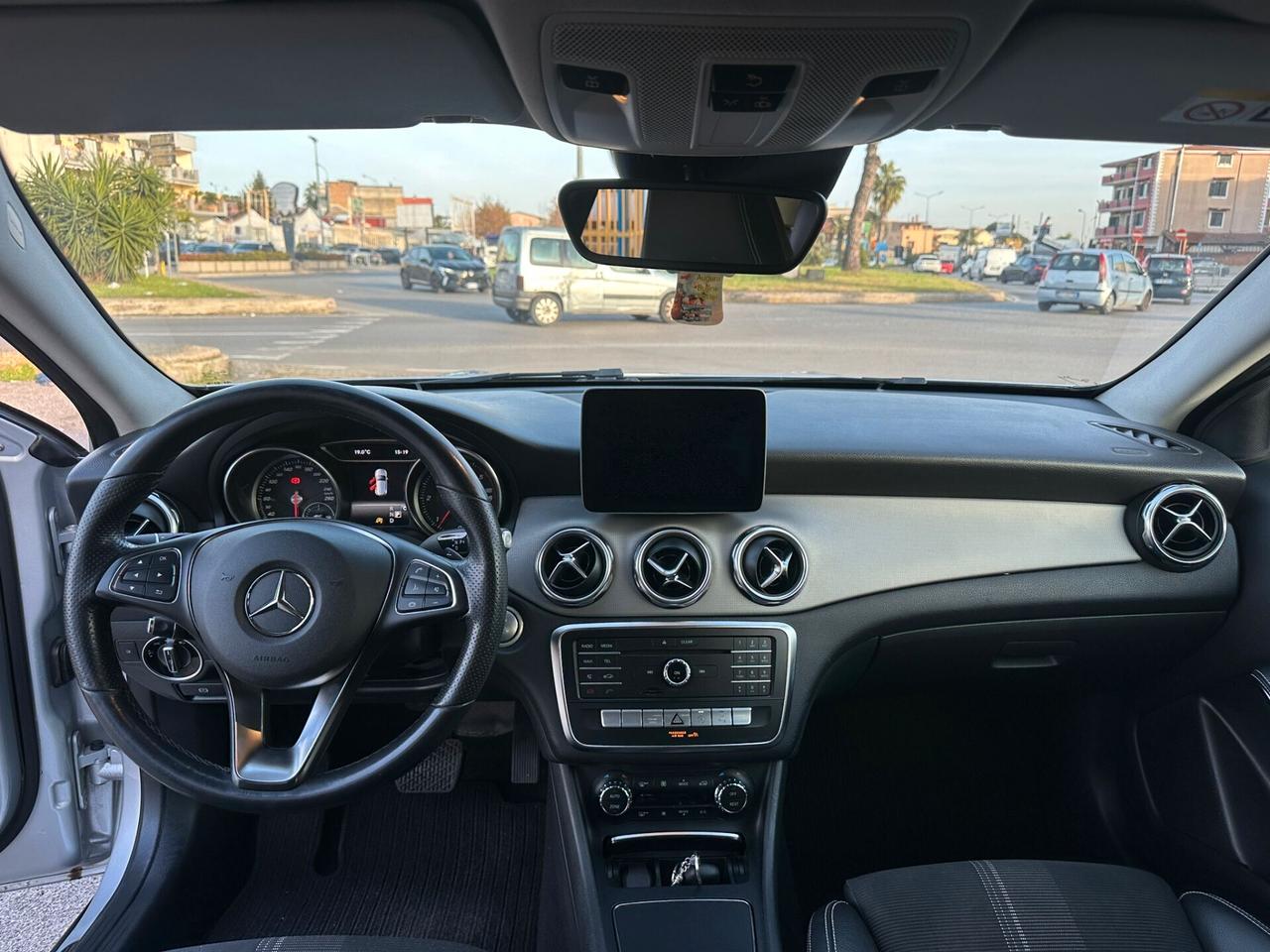 MERCEDES-BENZ GLA 200d 136CV AUTOMATICA PREMIUM