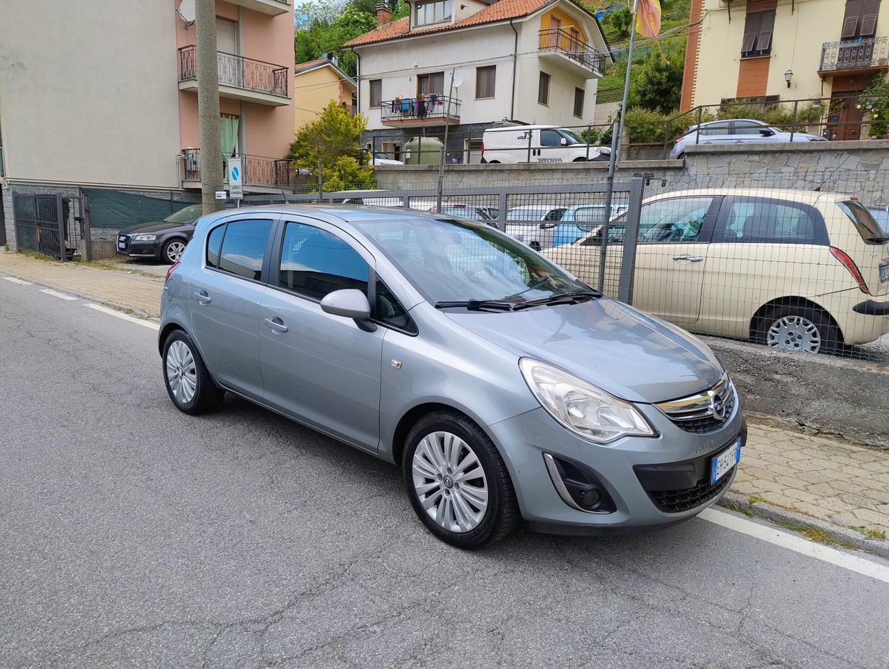 Opel Corsa 1.2 5 porte Cosmo NEOPATENTATI
