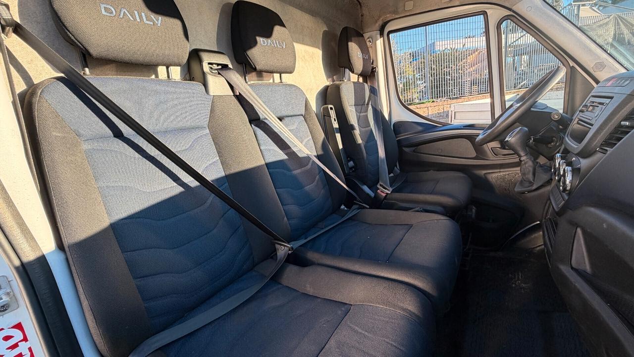 Iveco Daily CAMBIOAUTO MATICO 35S14 2.3 HPT PLM Cabinato