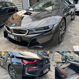 BMW i8 COUPE' TRE VOLUMI HYBRID 231cv