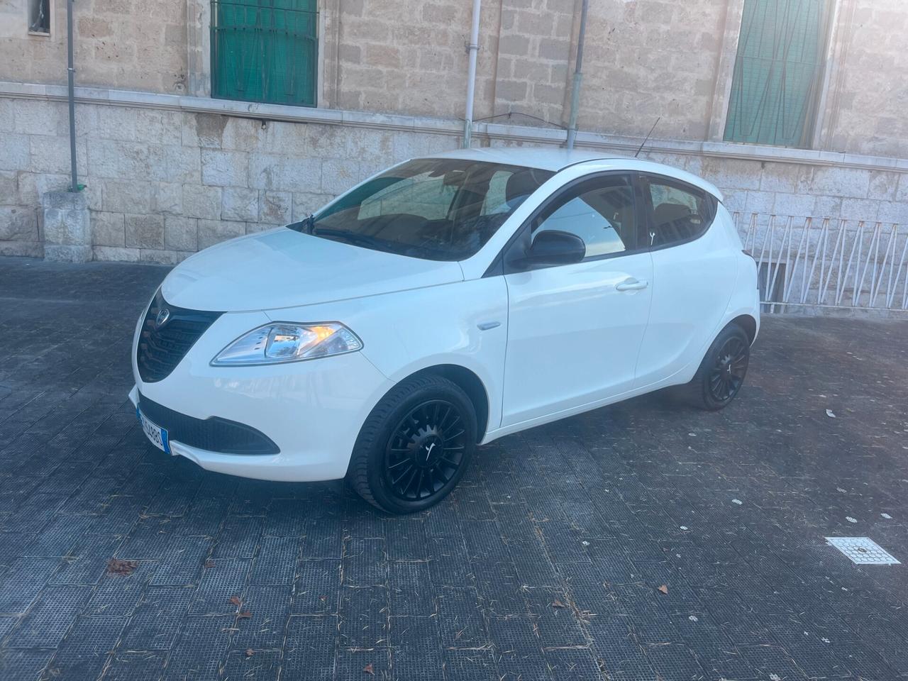 Lancia Ypsilon 1.2 69 CV 5 porte X NeoPatentati