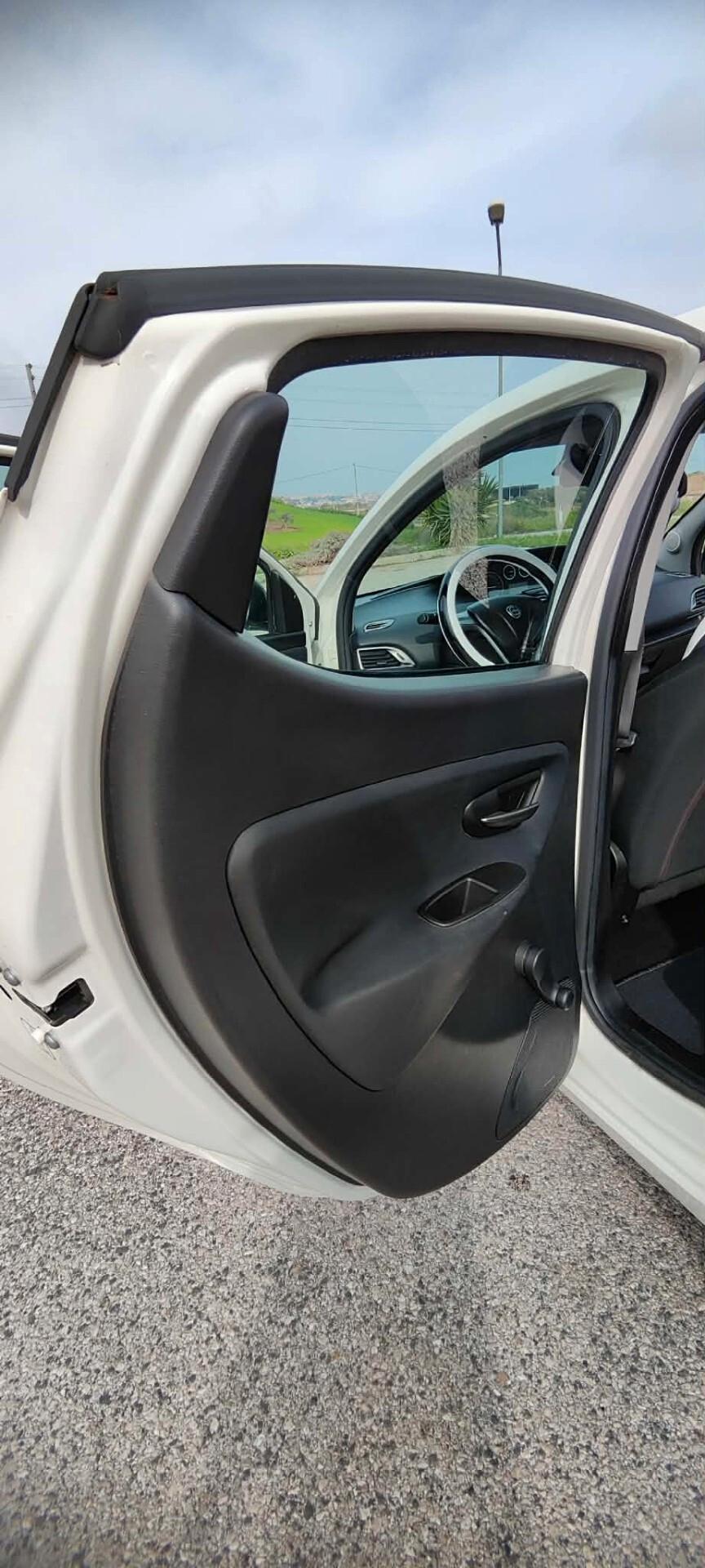 Lancia Ypsilon 0.9 TwinAir 85 CV 5 porte Metano Ecochic Elefantino