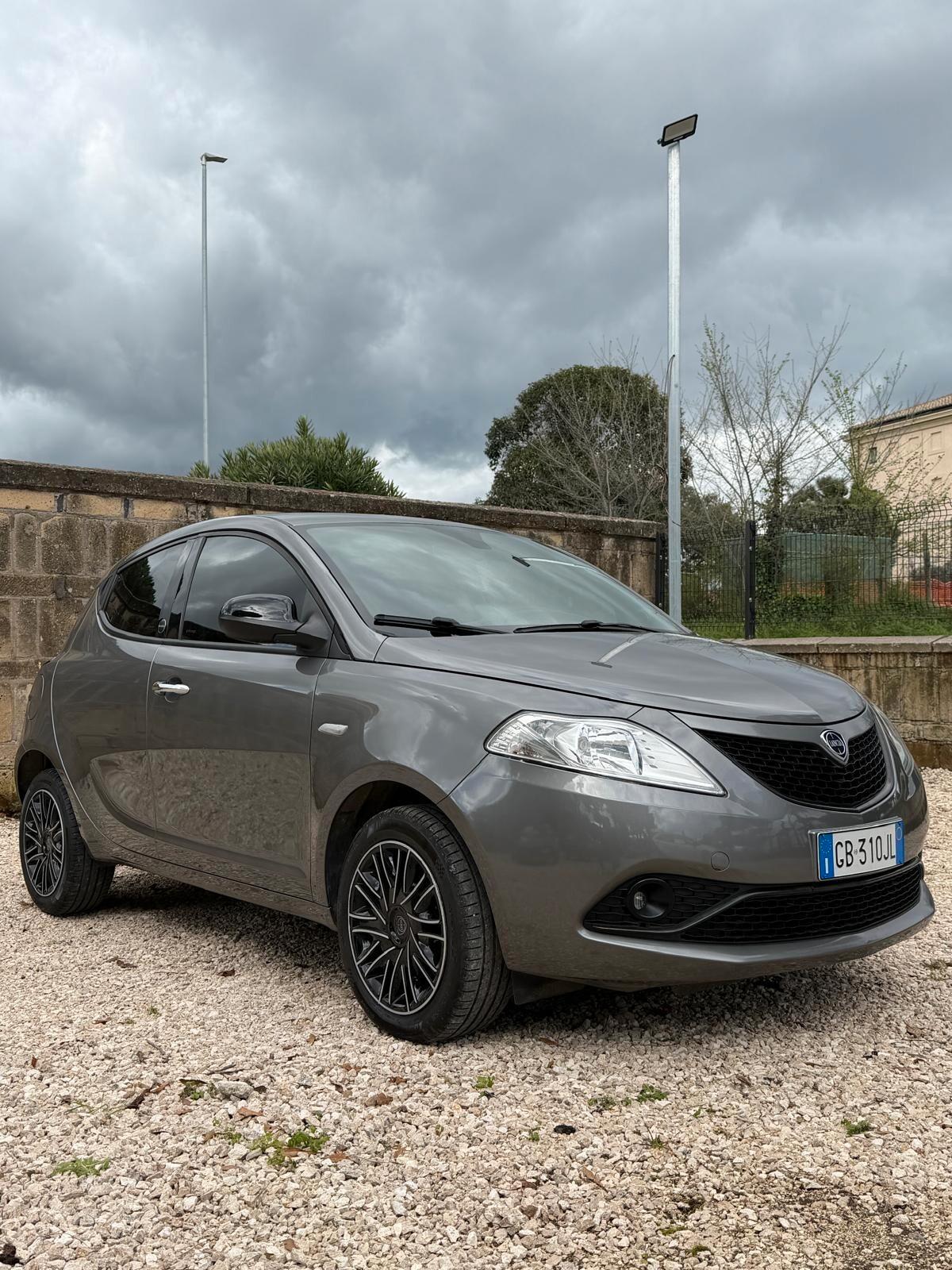 Lancia Ypsilon 1.0 FireFly 5 porte S&S Hybrid Ecochic Gold