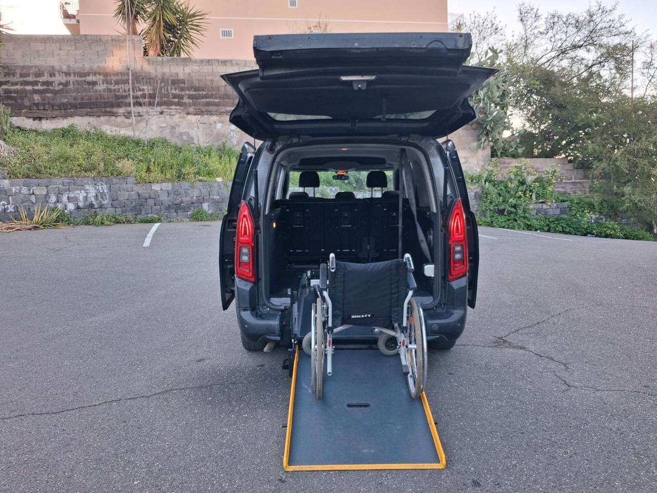Citroen Berlingo Pianale ribassato con rampa disabili in carrozzina