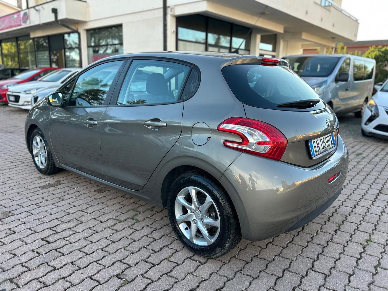 Peugeot 208 1.4 HDi 68 CV 5 porte Allure