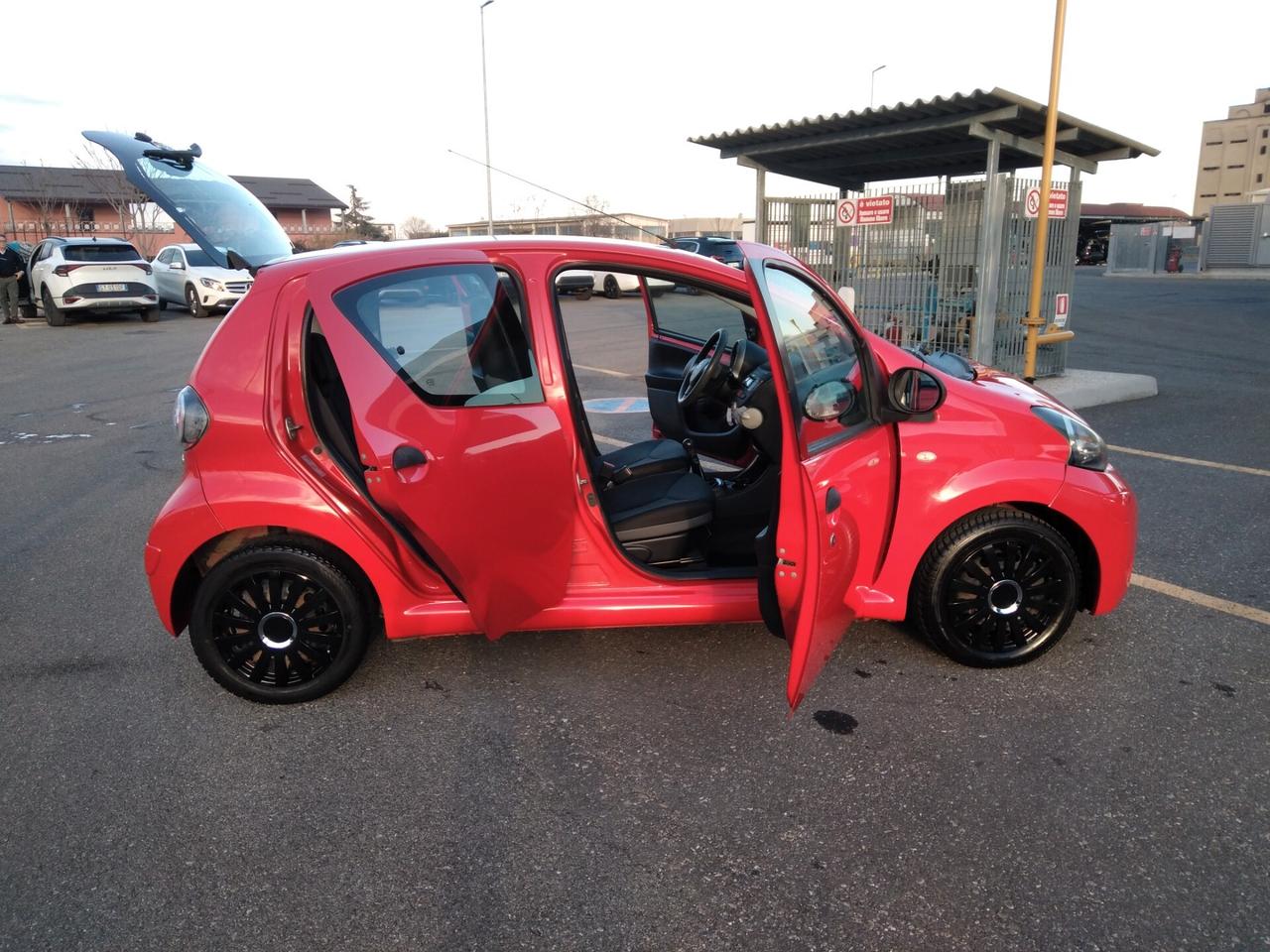 Toyota Aygo 1.0 12V VVT-i 5 porte Cool Soda Connect x neopatentati
