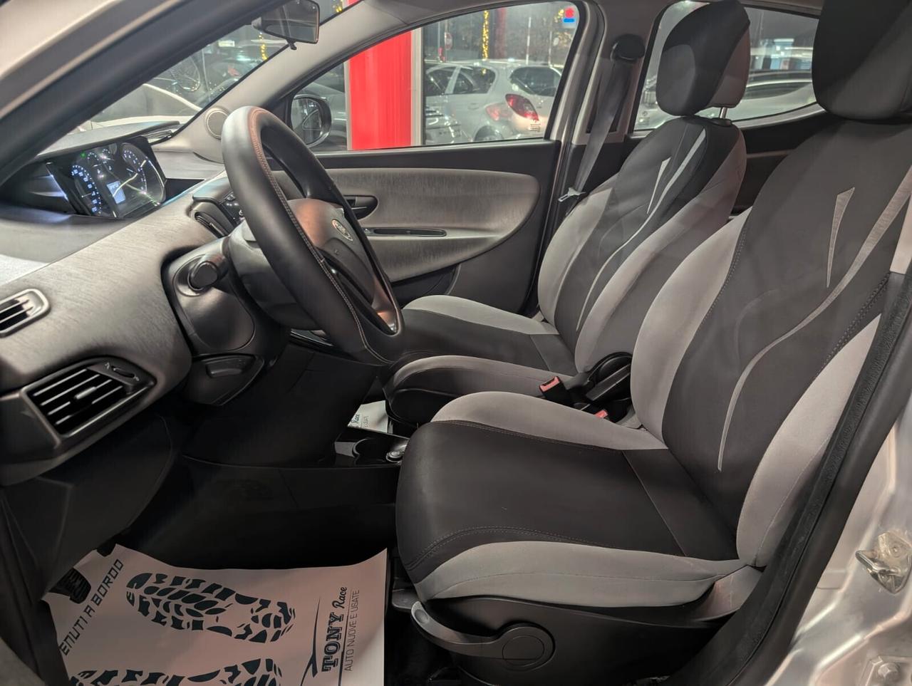 Lancia Ypsilon 0.9 TwinAir 85 CV 5 porte Metano Ecochic Silver