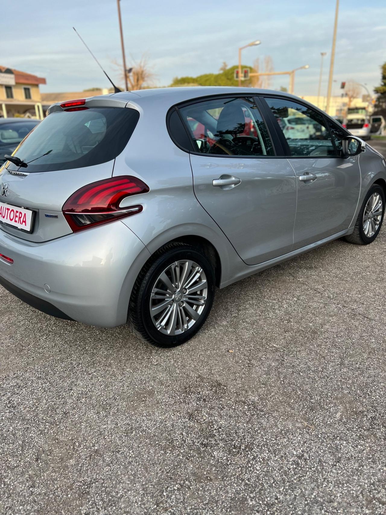 Peugeot 208 PureTech 82 5 porte Allure