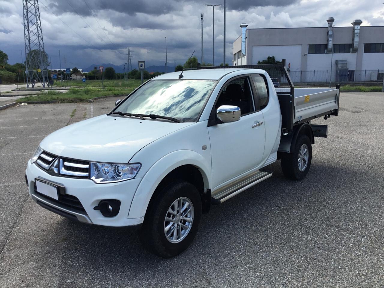 Mitsubishi L200 2.5 DI-D Club Cab cassone ribaltabile
