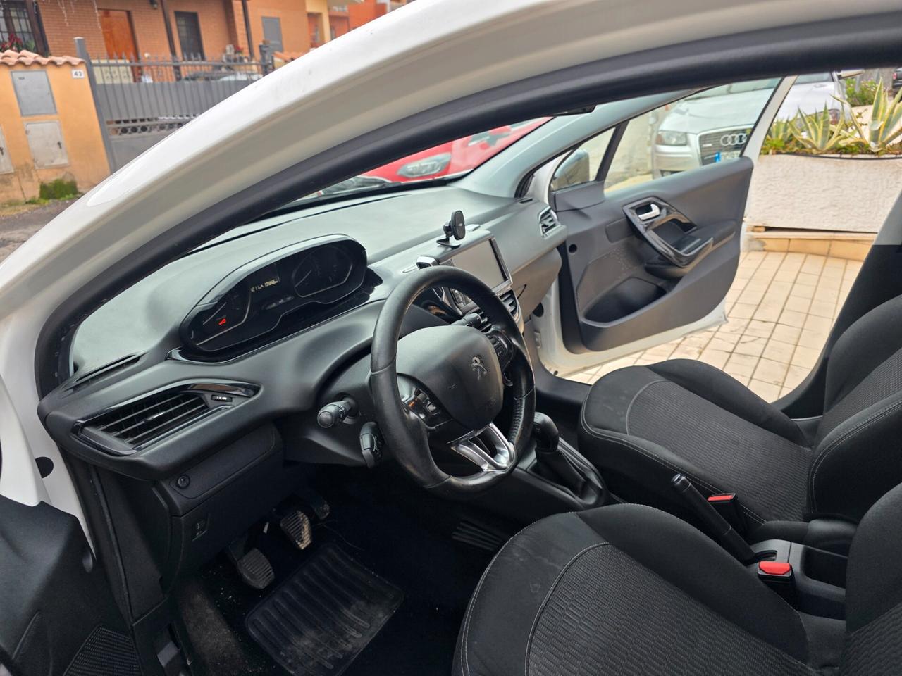 Peugeot 208 PureTech 82 5 porte Black Line