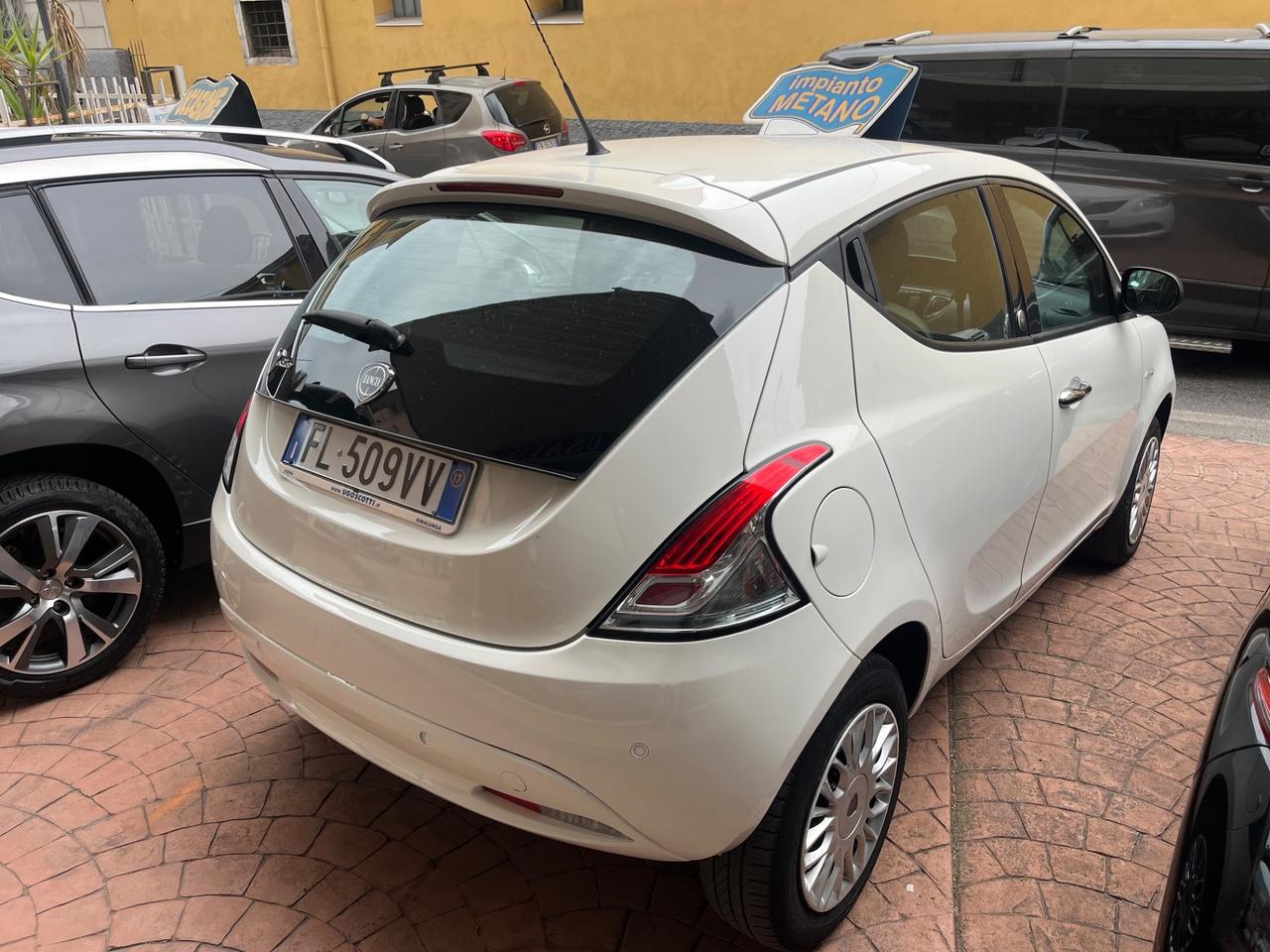 Lancia Ypsilon 0.9 TwinAir 85 CV 5 porte Metano Ecochic Silver