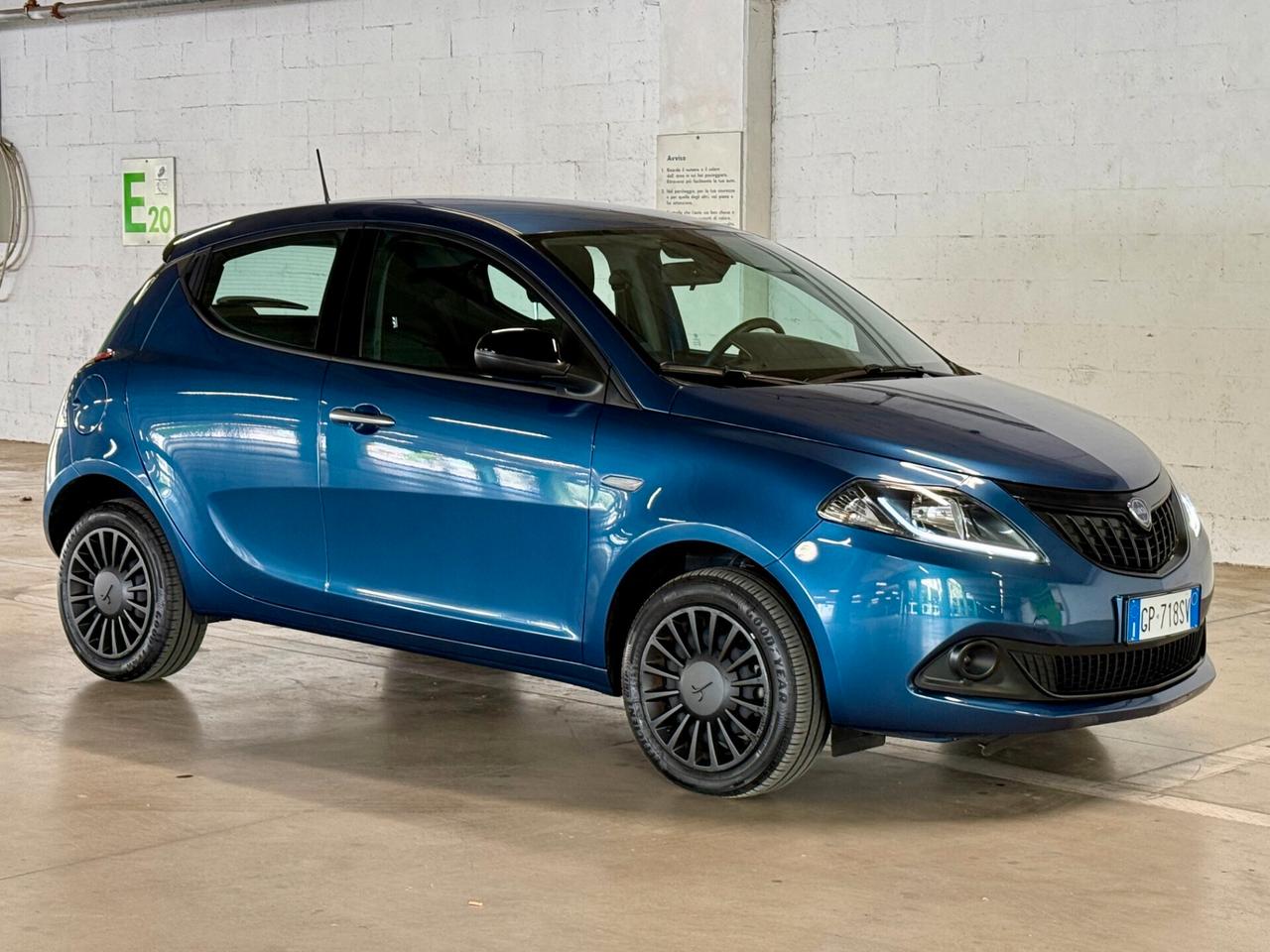 Lancia Ypsilon 1.0 FireFly 5 porte S&S Hybrid Silver