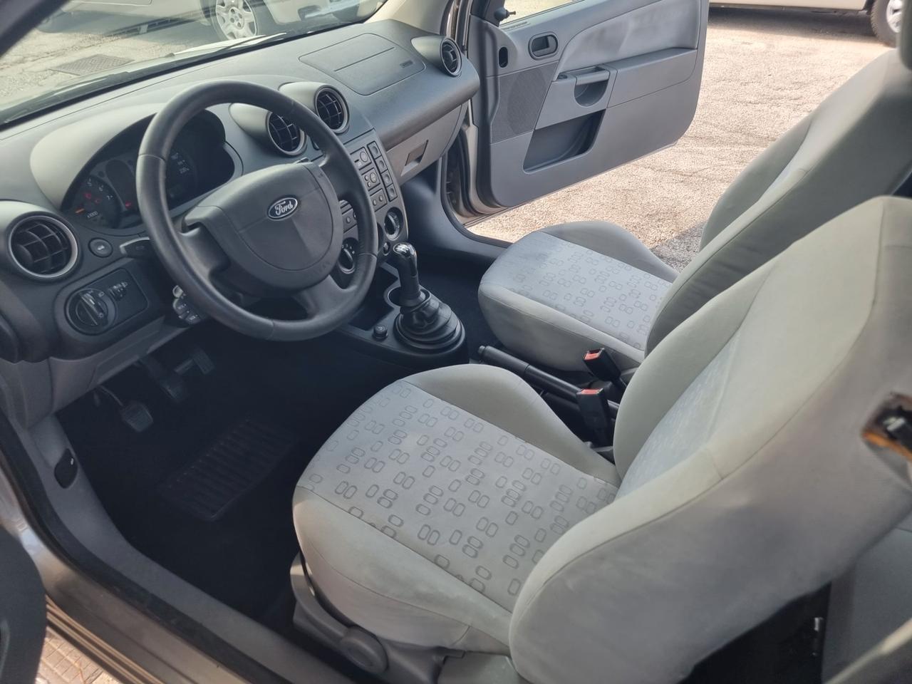 Ford Fiesta 1.2 16V 3p. Con 256.000km