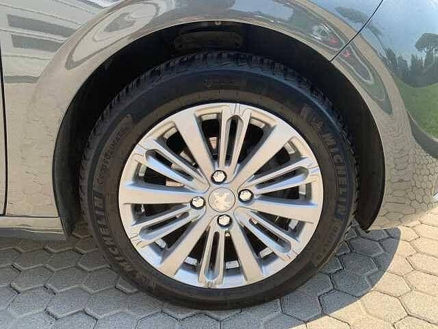 Peugeot 208 PureTech 82 5 porte Allure